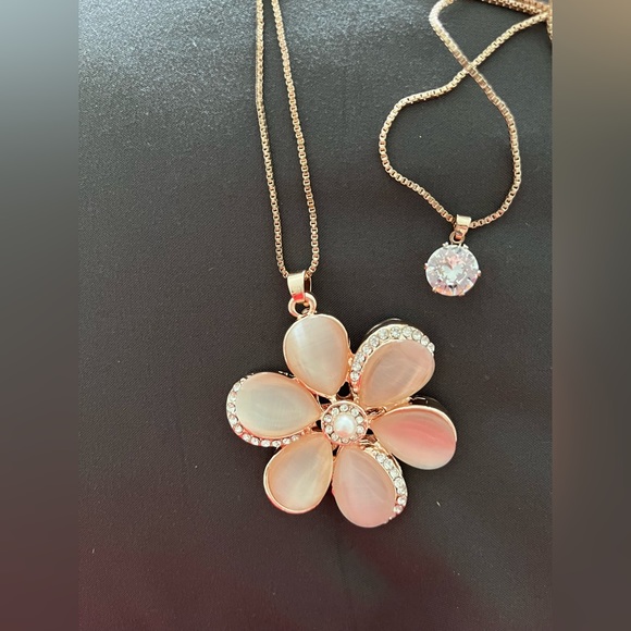 Flower gem necklace - Picture 2 of 3